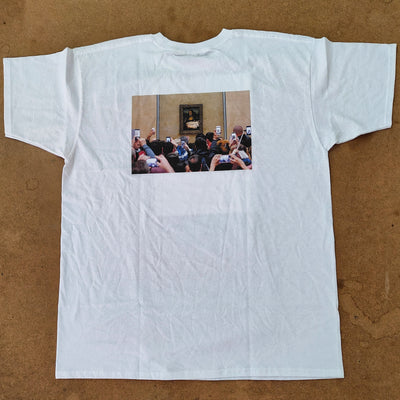 T-shirt fotografica che riflette la società moderna